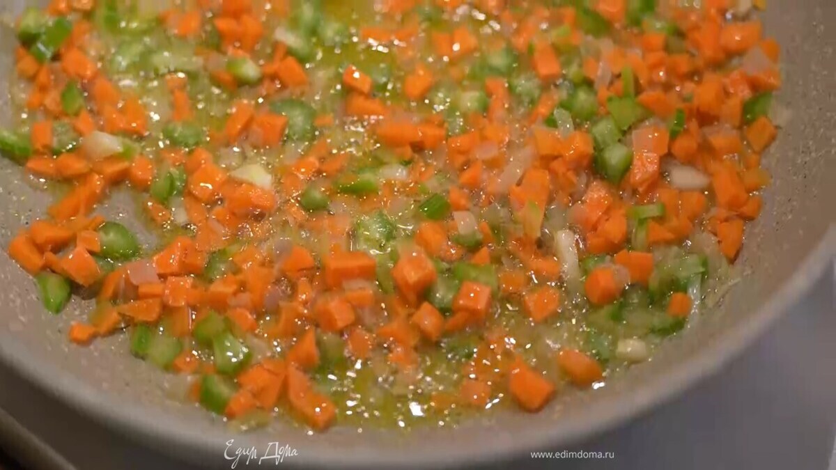 Стебель сельдерея нарезать маленькими кубиками, морковь почистить и мелко порубить, добавить все в сковороду и обжарить.