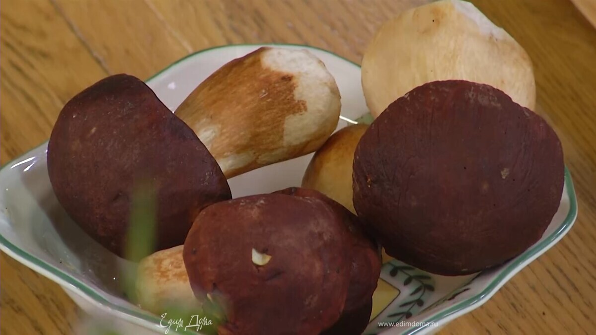 Свежие грибы нарезать пластинками.