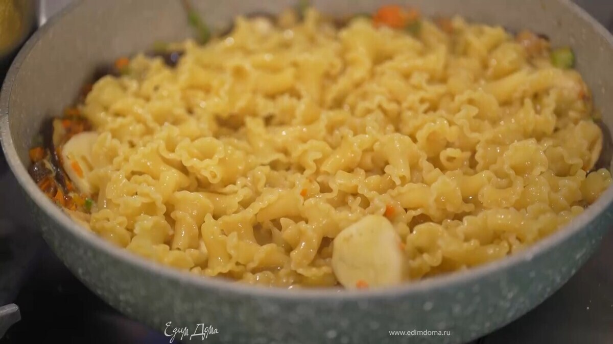 Кампанелле отваривать в подсоленной воде ровно половину времени, указанной на упаковке, затем переложить в сковороду с грибами, влить пару половников воды, в которой варились макароны, и готовить 3–5 минут. Веточки тимьяна удалить.