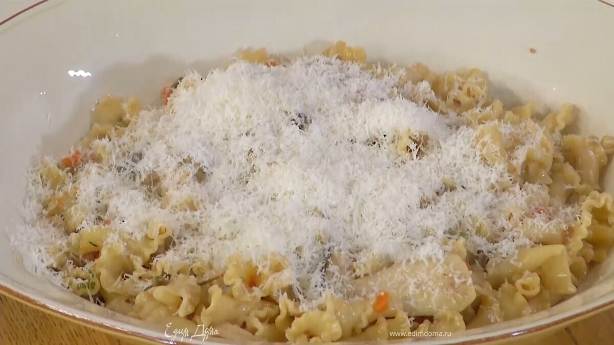 Сыр натереть на мелкой терке и всыпать в готовую пасту, затем посыпать все листьями оставшегося тимьяна и перемешать.