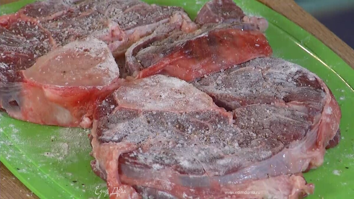 Мясо, надрезав все пленки, присыпать мукой, посолить и поперчить со всех сторон.