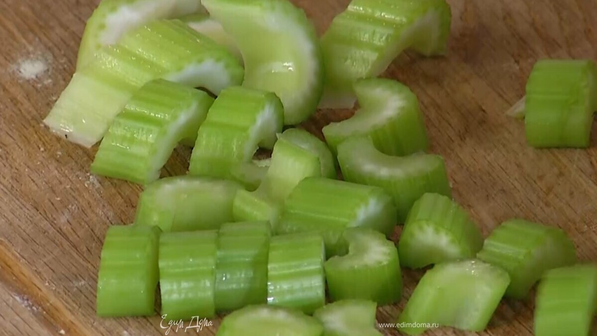 Стебель сельдерея нарезать кусочками.