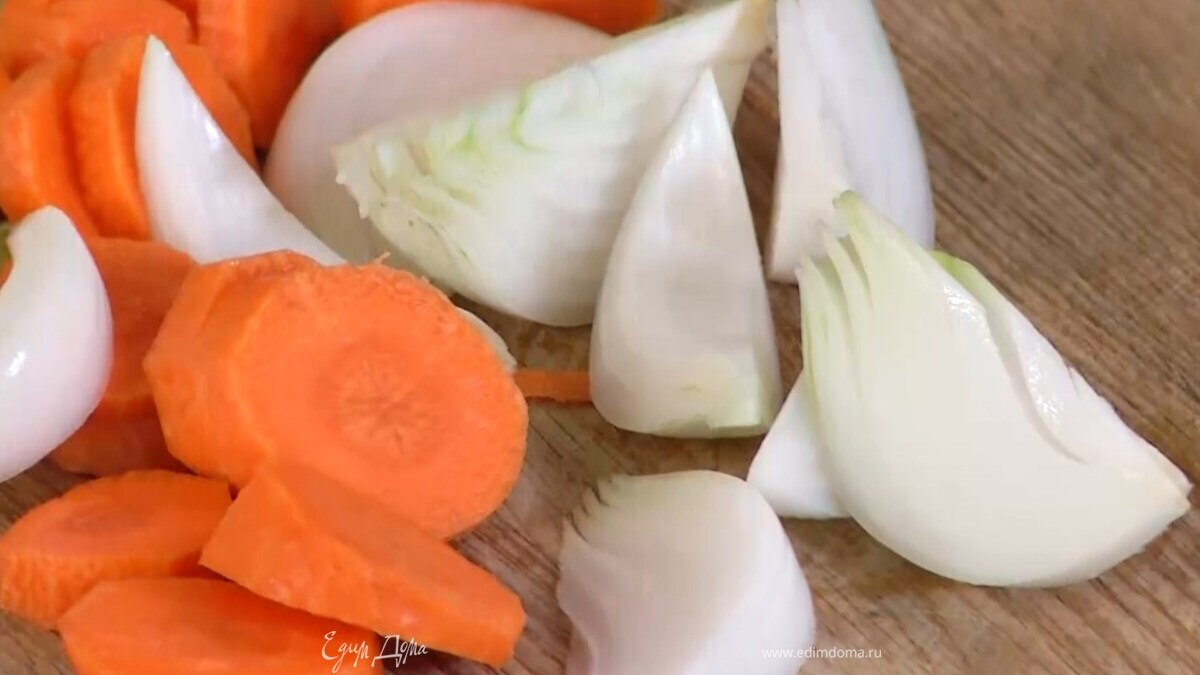 Морковь и лук почистить и крупно порезать.