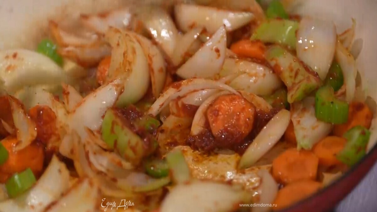 В сотейник, где жарилось мясо, выложить подготовленные овощи, все перемешать, добавить томатную пасту, посолить и обжаривать несколько минут.