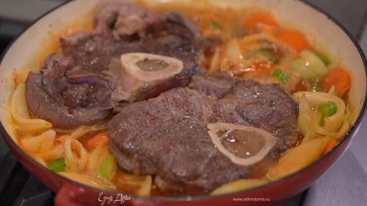 Влить вино, дать алкоголю выпариться и вернуть мясо в сотейник.