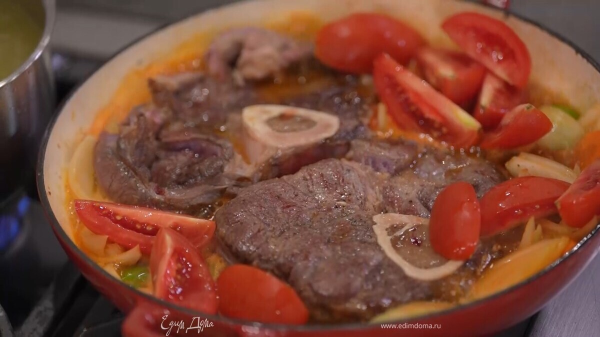 Помидоры разрезать на 4 части и отправить в сотейник.