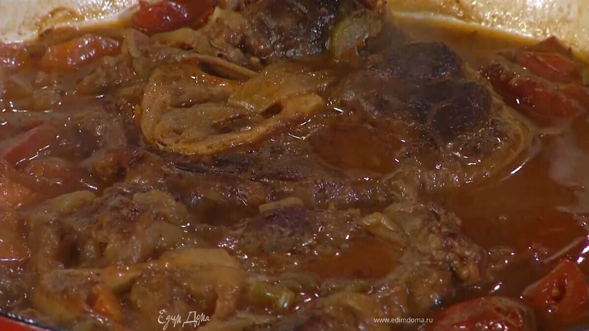 Добавить в сотейник букет гарни, влить горячий бульон, накрыть все листом бумаги для выпечки, закрыть крышкой и отправить в разогретую духовку на два — два с половиной часа.