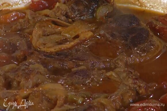 Добавить в сотейник букет гарни, влить горячий бульон, накрыть все листом бумаги для выпечки, закрыть крышкой и отправить в разогретую духовку на два — два с половиной часа.