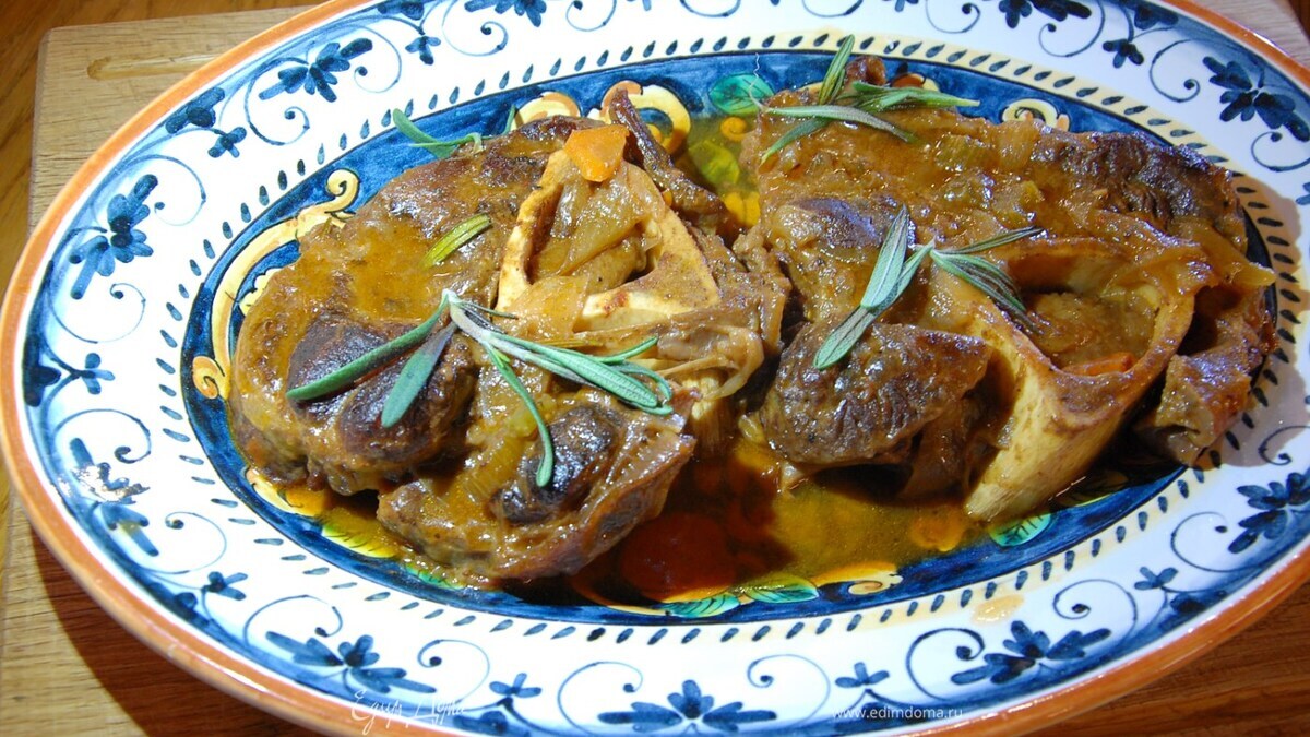 Готовое мясо украсить розмарином.