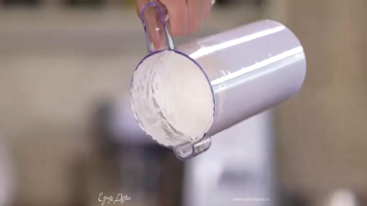 Продолжая взбивать, небольшими порциями в течение 4–5 минут всыпать сахар, затем так же в течение 4–5 минут всыпать сахарную пудру. Влить ванильный экстракт и еще немного взбить.