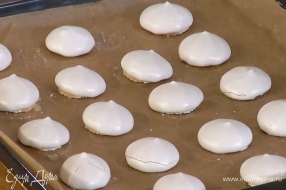 Выпекать меренги в разогретой духовке около полутора часов.