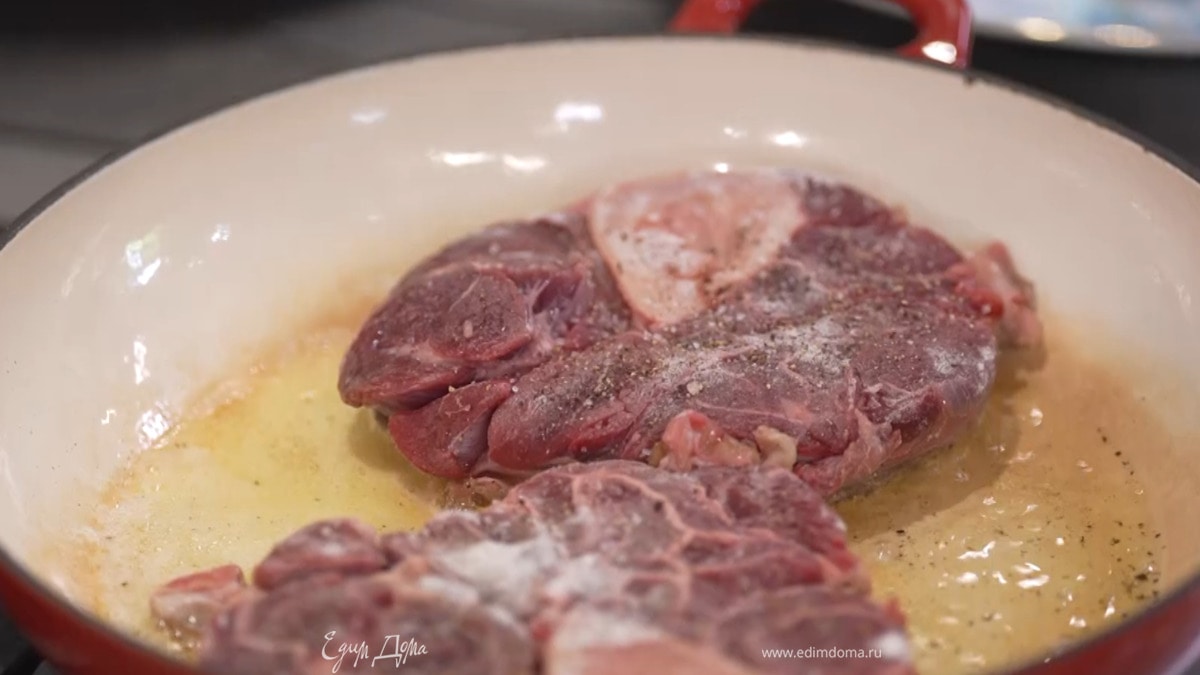 Разогреть в тяжелом сотейнике сливочное и оливковое масло и обжарить мясо, затем переложить на тарелку.