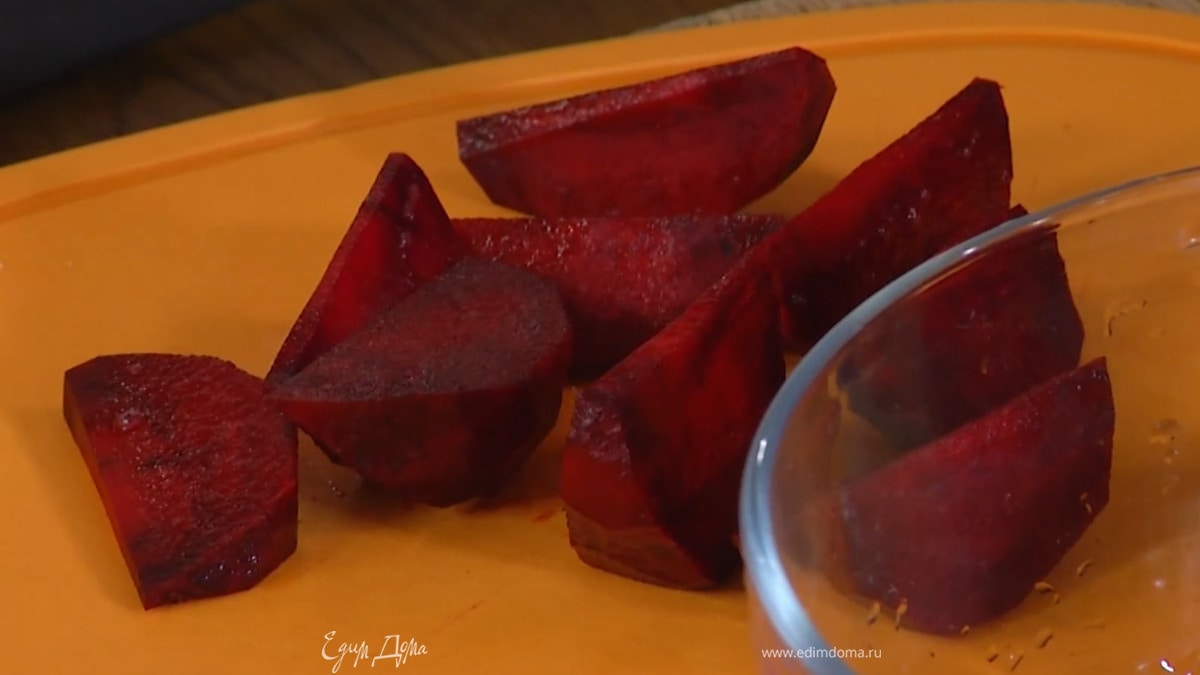 Свеклу очистить и нарезать дольками.