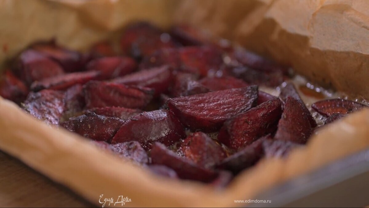 Небольшой противень выстелить бумагой для выпечки, выложить свеклу, полить оливковым маслом, посыпать листьями тимьяна, посолить, поперчить и запекать в разогретой духовке 20–25 минут.