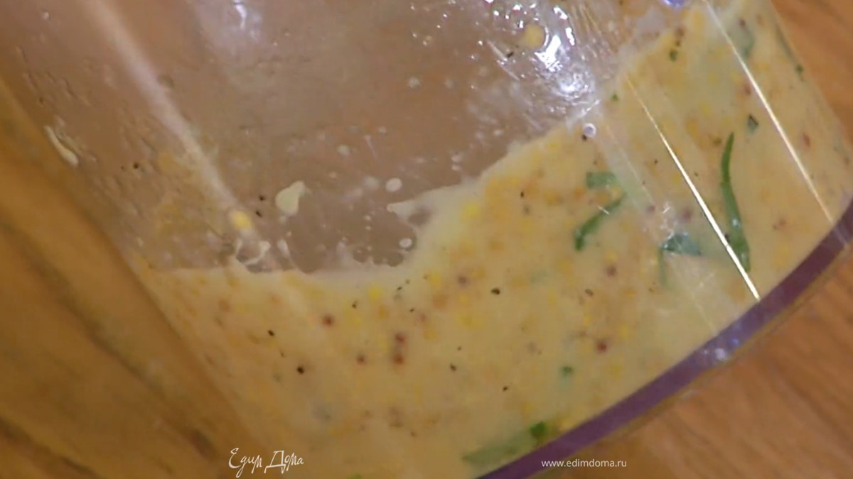 Приготовить заправку: в стакан для взбивания выложить горчицу, влить винный уксус и оливковое масло, добавить сахар, перец, соль, листья тархуна и взбить все блендером с насадкой-венчиком.