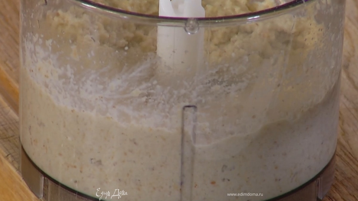 Приготовить соус таратор: чеснок почистить и выложить в чашу блендера, добавить орехи, хлебный мякиш без корки, молотый чили и соль, влить оливковое масло, 100–120 мл воды и все взбить.