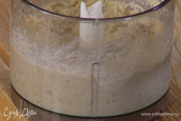 Приготовить соус таратор: чеснок почистить и выложить в чашу блендера, добавить орехи, хлебный мякиш без корки, молотый чили и соль, влить оливковое масло, 100–120 мл воды и все взбить.