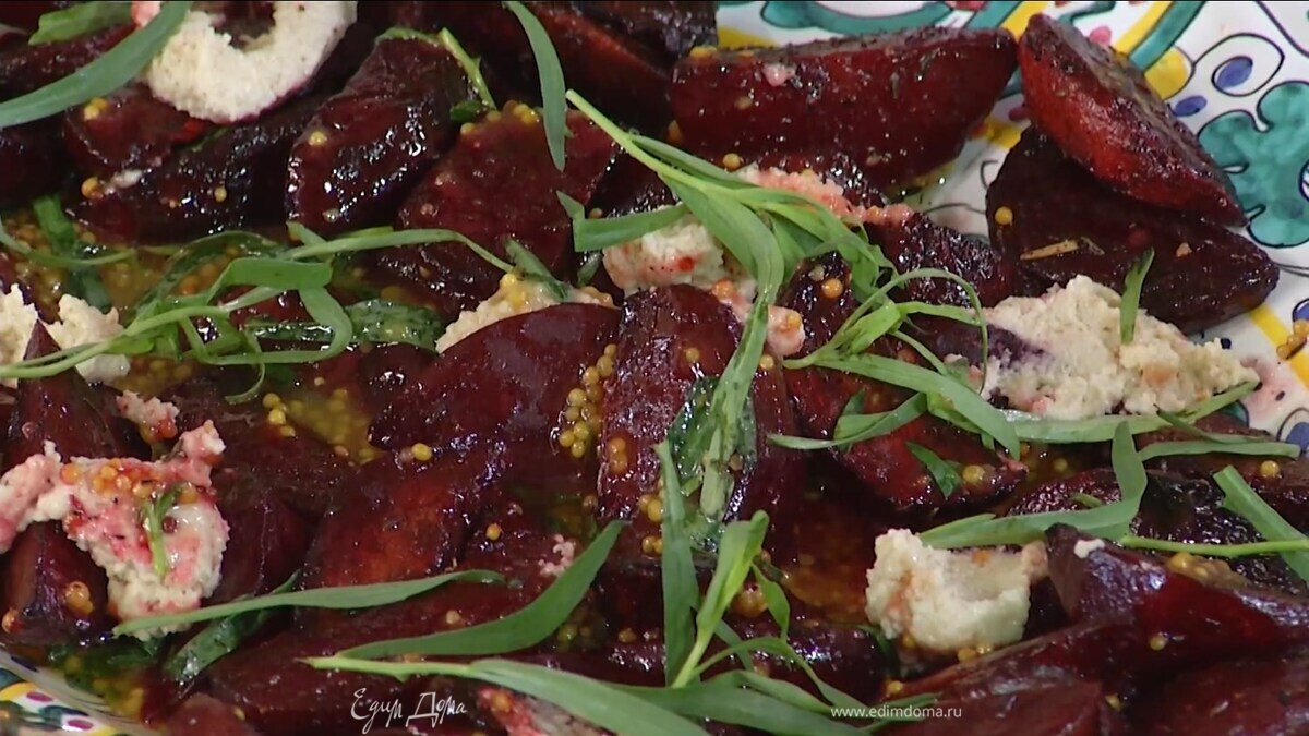 На блюдо выложить запеченную свеклу, полить заправкой и украсить листьями тархуна, сверху добавить ореховый соус.