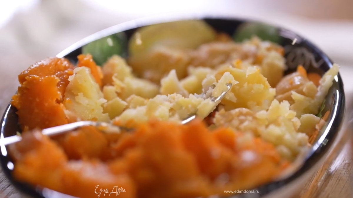 Картофель и батат почистить и запечь в разогретой духовке до готовности, затем размять вилкой.