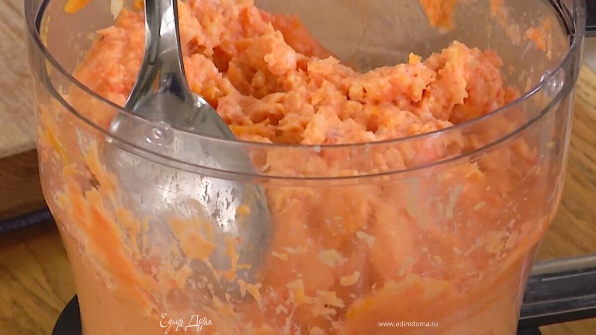 Семгу нарезать кусочками, выложить в блендер и слегка измельчить, затем выложить половину картофеля и немного взбить, добавить яйцо, соль, острый перец и оставшуюся картошку и все взбить.