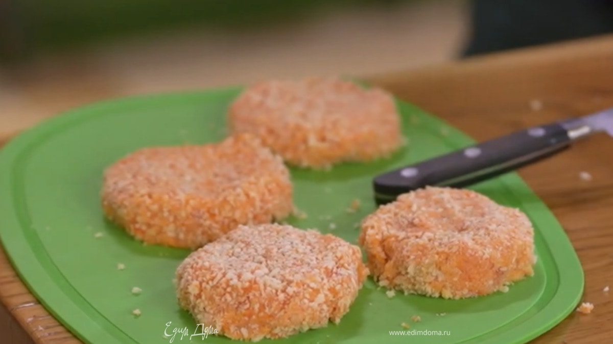 Сформировать влажными руками из рыбной массы котлетки и обвалять в крошке панко.