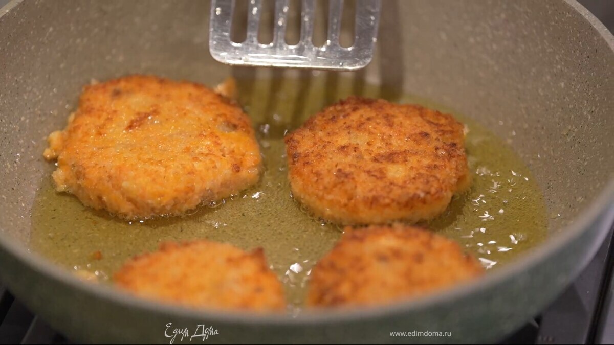 Разогреть в тяжелой сковороде растительное масло и пожарить котлеты до готовности.