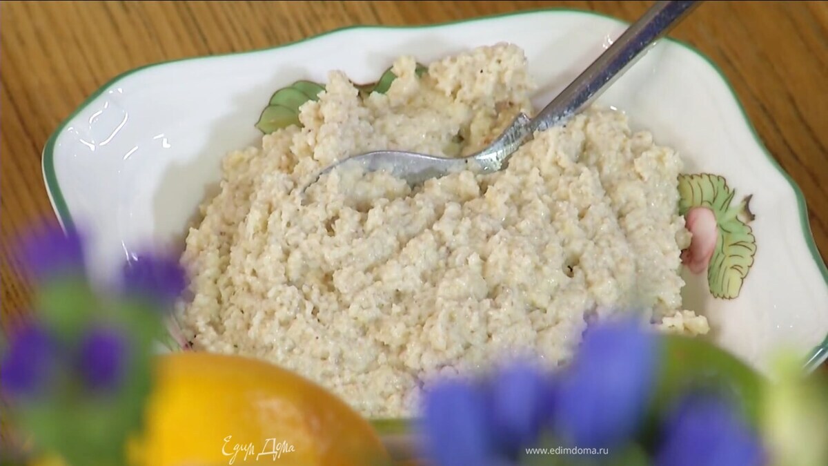 Приготовить соус таратор: чеснок почистить и выложить в чашу блендера, добавить орехи, хлебный мякиш без корки, молотый чили и соль, влить оливковое масло, 100–120 мл воды и все взбить.