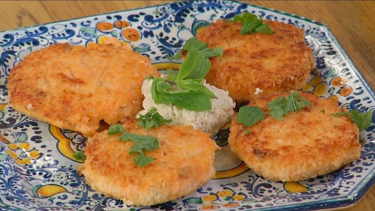 Подавать котлеты с ореховым соусом, украсив листьями мяты.