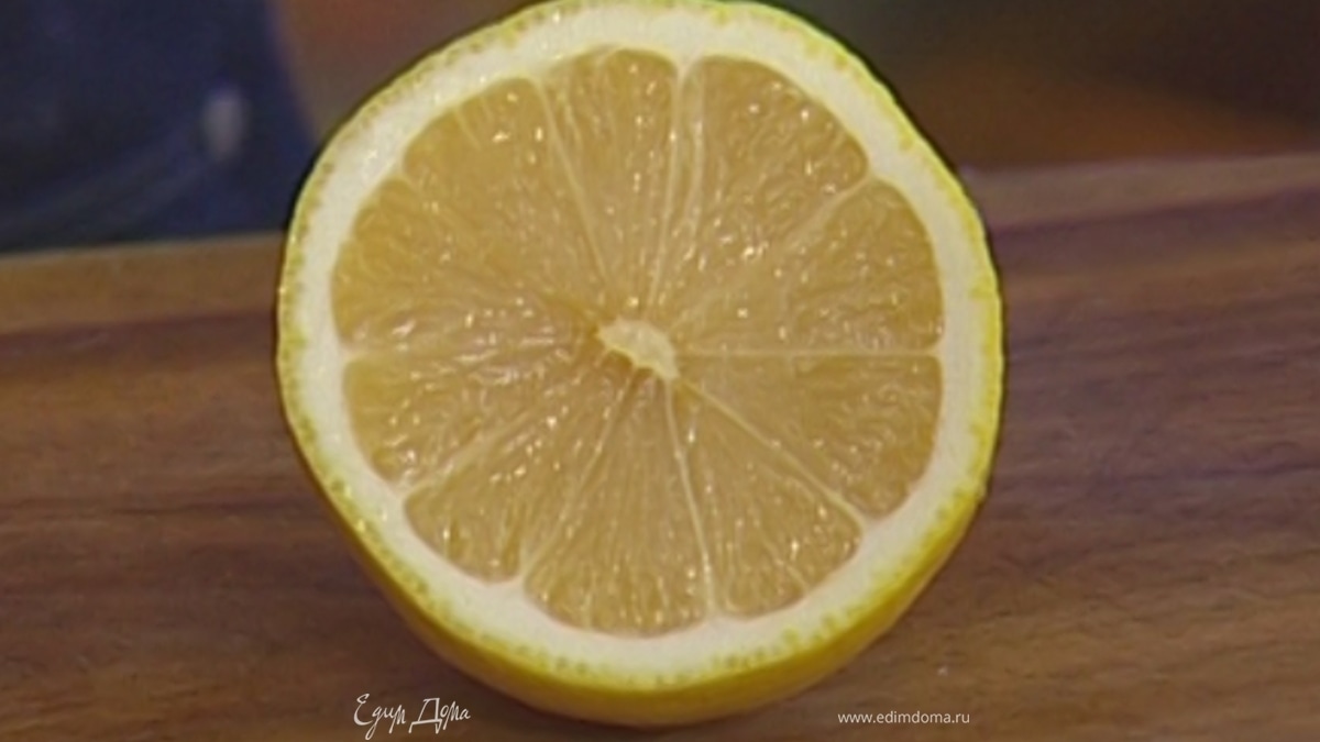 Цедру лимона натереть на мелкой терке, выжать из него 1 ст. ложку сока.