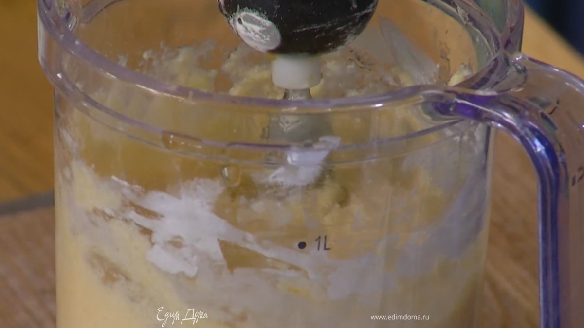 Предварительно размягченное сливочное масло выложить в чашу блендера, добавить половину сливок, ванильный экстракт, цедру лимона, сахар и взбить все насадкой-венчиком, затем, продолжая взбивать, по одному ввести яйца и желтки, всыпать крахмал.