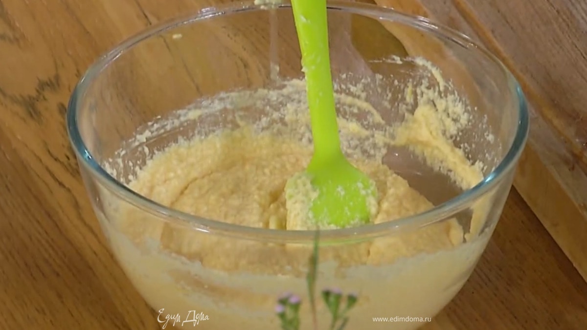 Сливочную массу переложить в глубокую миску, всыпать манку, разрыхлитель, влить лимонный сок и все вымешать, затем добавить йогурт и еще раз перемешать.