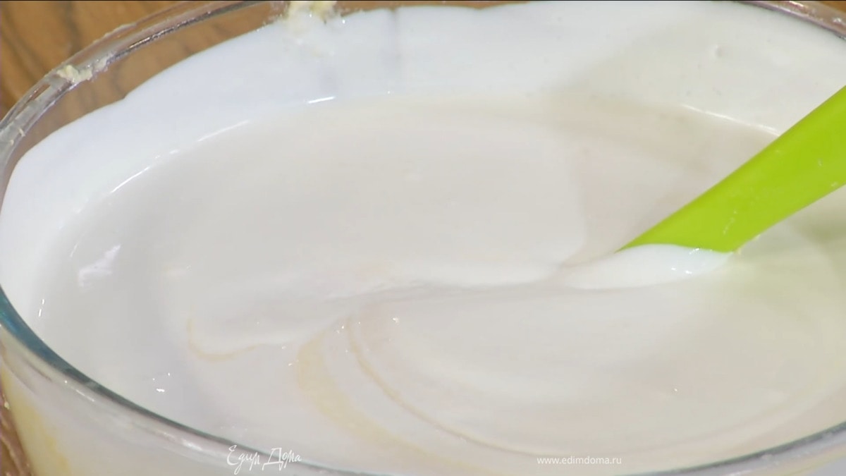 Оставшиеся сливки взбить блендером с насадкой-венчиком, влить в тесто и перемешать лопаткой.