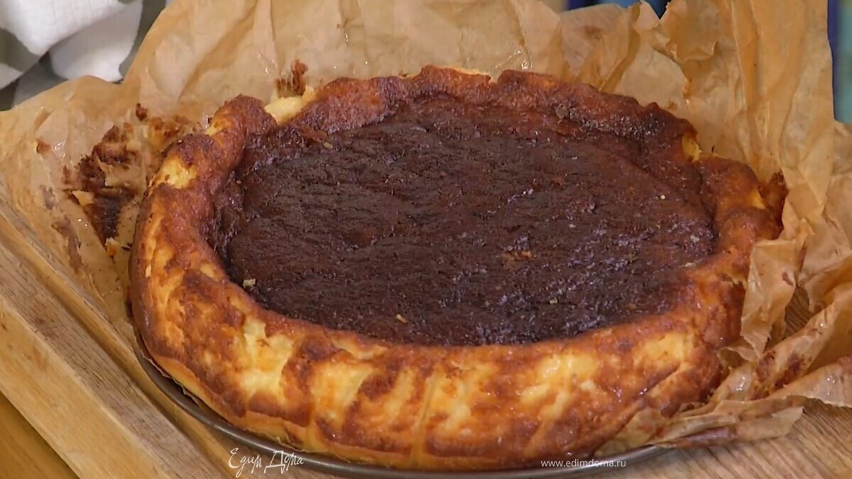 Разъемную форму для выпечки выстелить двумя листами бумаги для выпечки, влить тесто и выпекать в разогретой духовке 20 минут, понизить температуру до 160°С и выпекать еще 15–20 минут, затем остудить.