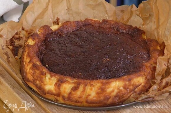 Разъемную форму для выпечки выстелить двумя листами бумаги для выпечки, влить тесто и выпекать в разогретой духовке 20 минут, понизить температуру до 160°С и выпекать еще 15–20 минут, затем остудить.