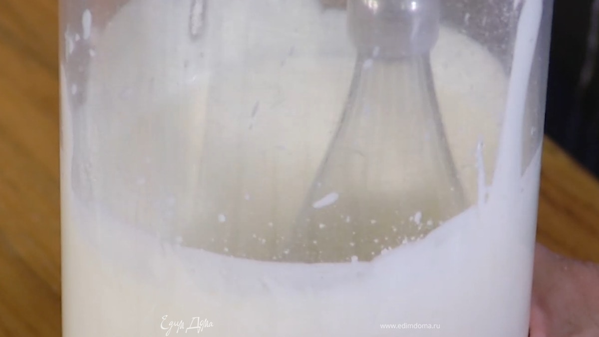 Приготовить крем: сметану взбить блендером с насадкой-венчиком, затем, продолжая взбивать, всыпать сахарную пудру.