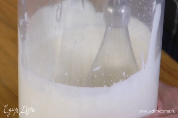 Приготовить крем: сметану взбить блендером с насадкой-венчиком, затем, продолжая взбивать, всыпать сахарную пудру.