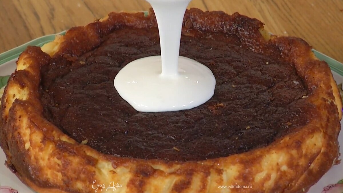 Остывший чизкейк полить сметанным кремом и дать постоять.