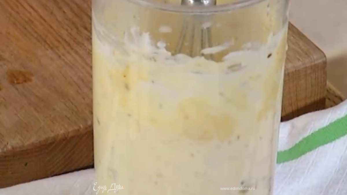 Приготовить соус: из запеченного чеснока в стакан для взбивания выдавить мякоть, добавить горчицу, 2 ст. ложки миндальных хлопьев, яичный желток комнатной температуры и взбить все блендером с насадкой-венчиком, затем, продолжая взбивать, небольшими порциями влить оливковое масло, в конце добавить оливковое масло Extra Virgin и все еще немного взбить.