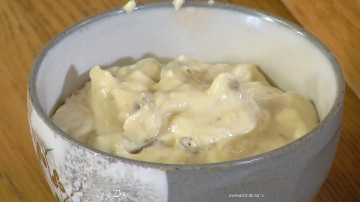 Добавить в соус оставшиеся миндальные хлопья, каперсы, мед, выжатый из половинки лимона сок, добавить соль, чили и все еще раз взбить.