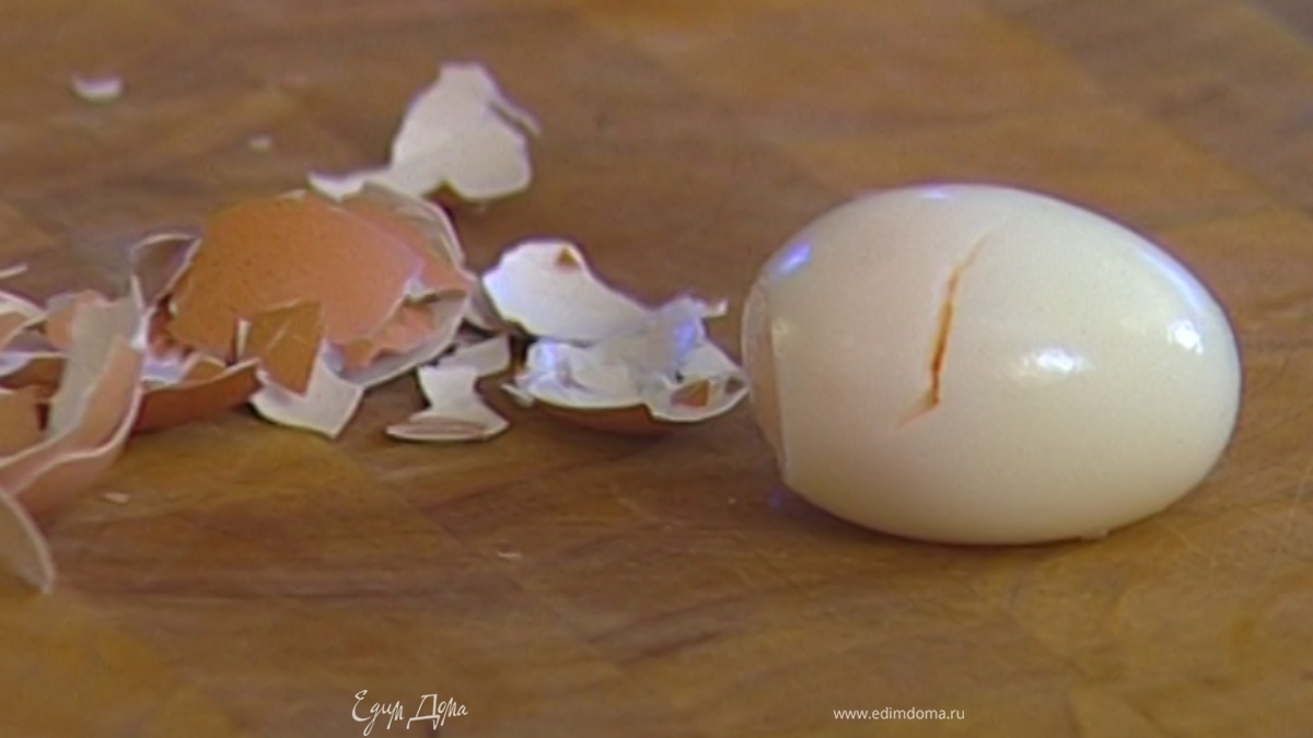Яйца отварить вкрутую, очистить от скорлупы и разрезать на 4 части.