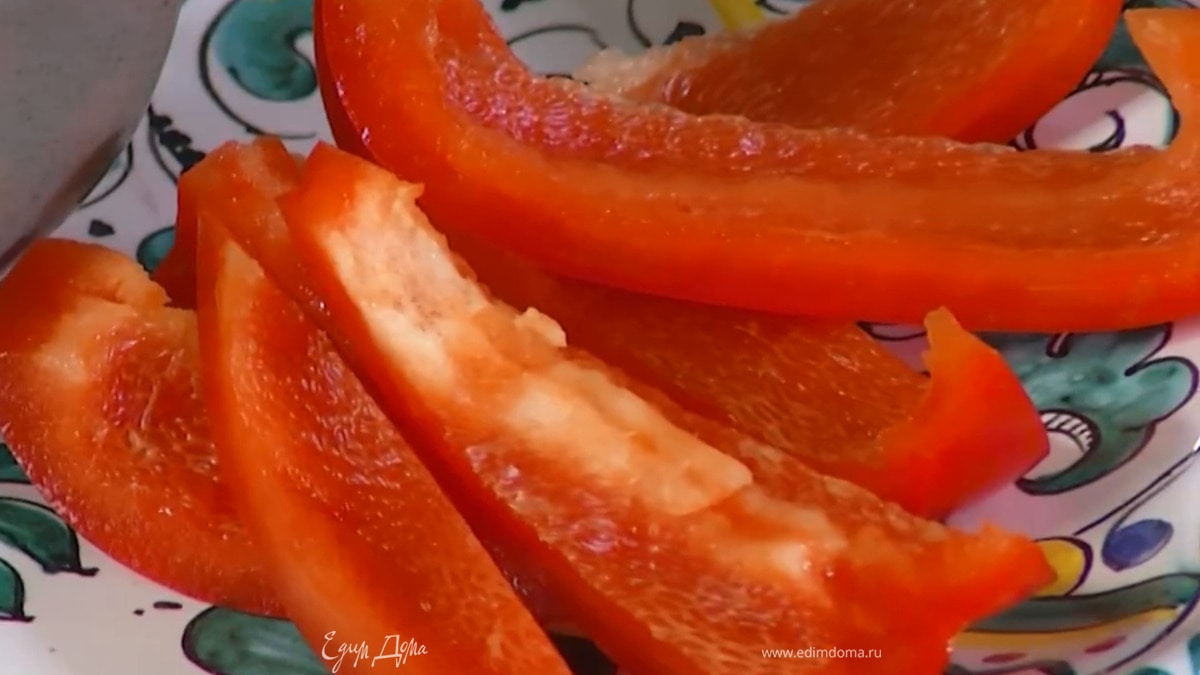 Сладкий перец, удалив плодоножку и перепонки с семенами, нарезать полосками.