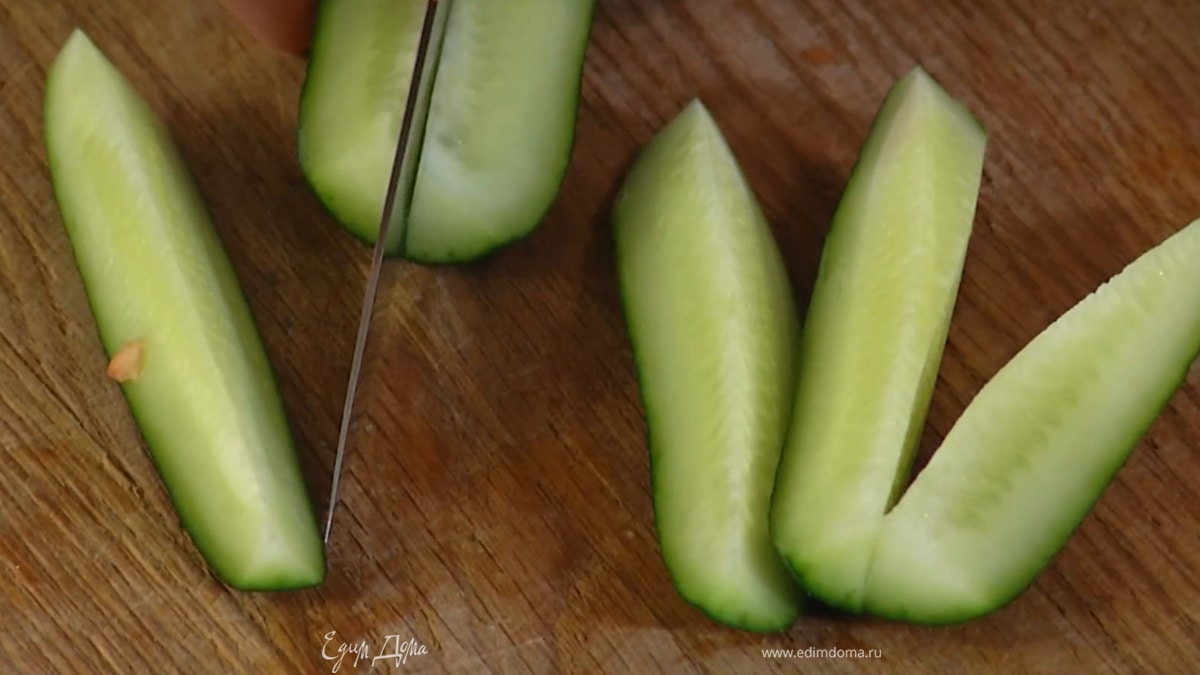 Огурец разрезать вдоль на 6 частей.