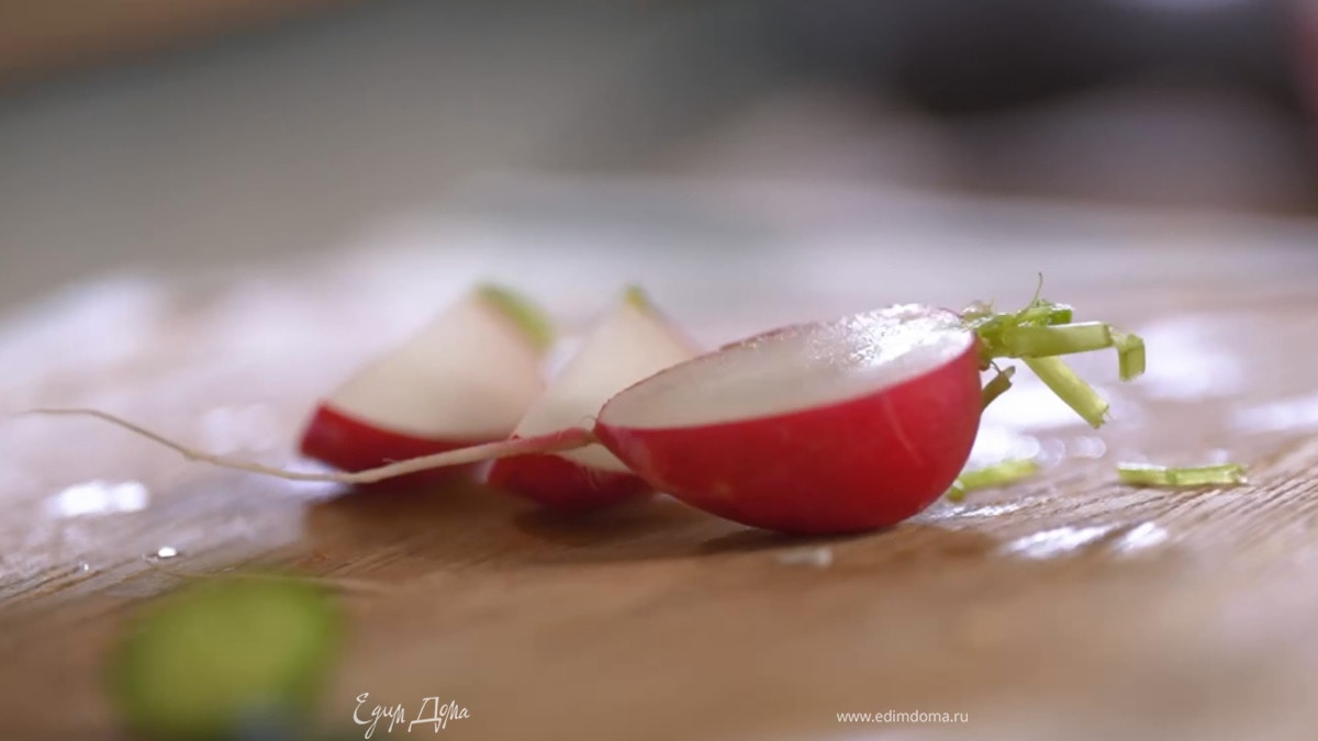 Редис нарезать дольками.