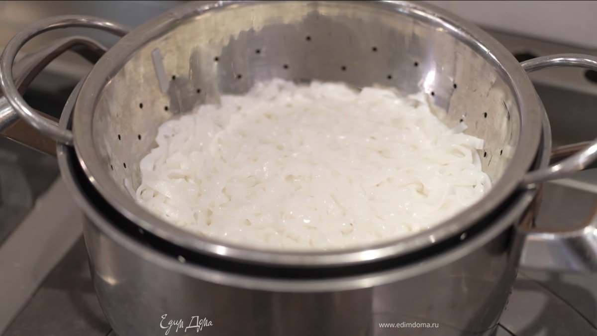 Лапшу отваривать в кипящей подсоленной воде 4 минуты.