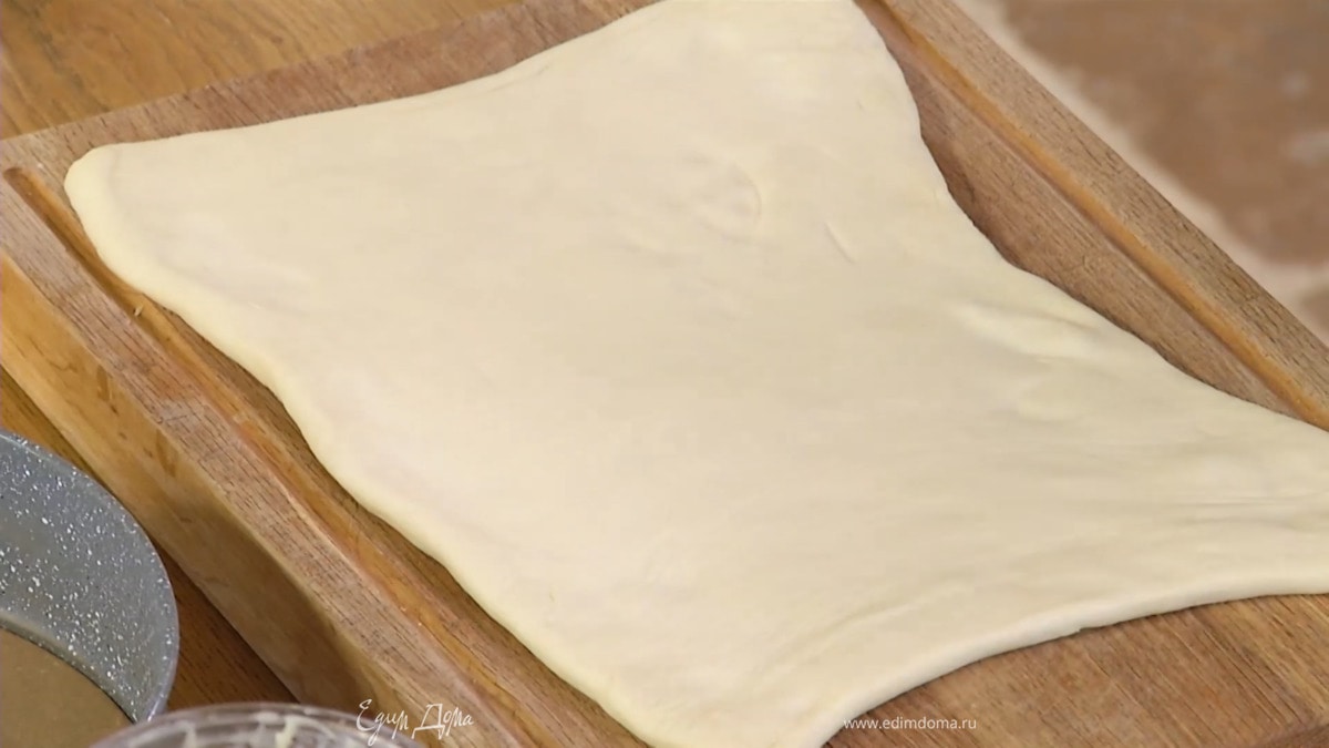 Тесто предварительно разморозить.