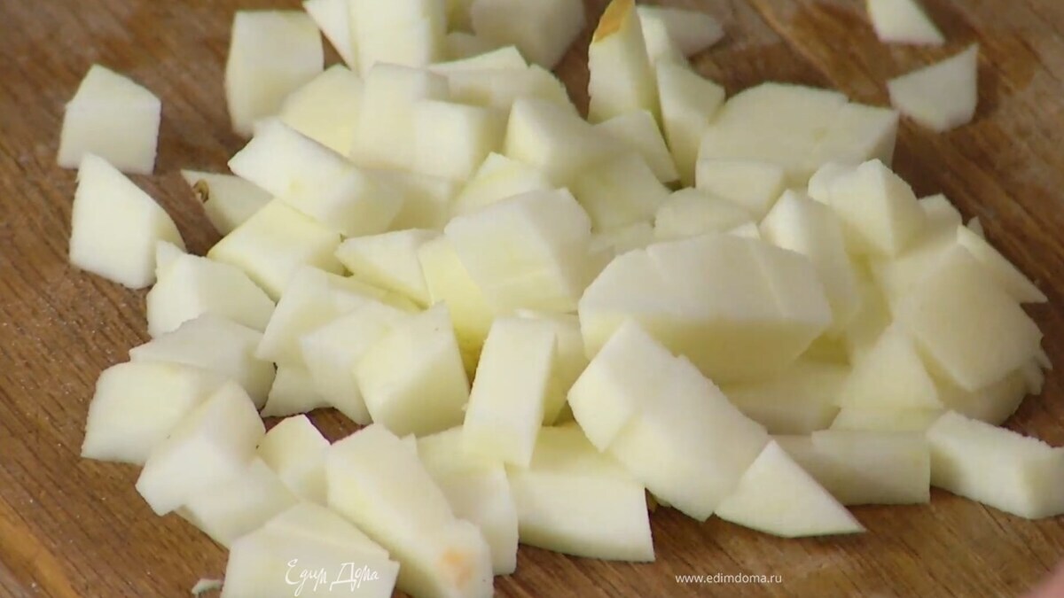 Яблоки очистить от кожуры и, удалив сердцевину, нарезать небольшими кубиками.