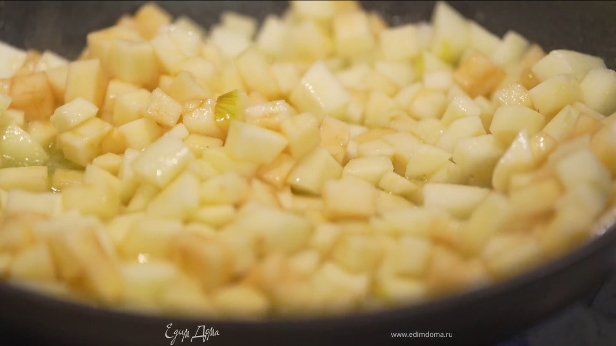 В глубокой сковороде растопить оставшееся сливочное масло, выложить яблоки, всыпать 100 г сахара и, перемешивая, закарамелизировать.