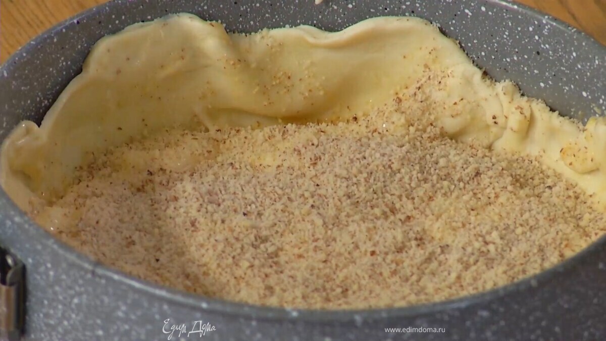 Яйцо перемешать с молоком и солью, смазать тесто в форме и посыпать 1–2 ст. ложками молотого миндаля, затем выложить заварной крем и посыпать 1–2 ст. ложками миндаля.