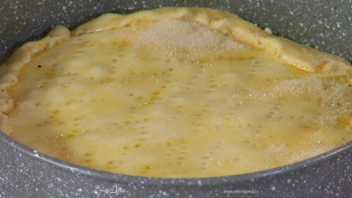 Оставшееся тесто раскатать, накрыть яблочную начинку и скрепить края (лишнее тесто срезать), смазать все яйцом с желтком и присыпать оставшимся сахаром. Часто наколоть тесто вилкой.