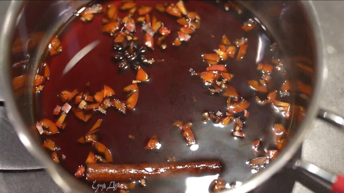 Приготовить соус: в сотейник влить 75 мл воды, всыпать сахар и, помешивая, дать ему раствориться, затем добавить корицу, бадьян, рыбный соус и на слабом огне выпарить на треть. Снять сотейник с огня, влить соевый соус, добавить измельченный перец чили и перемешать.